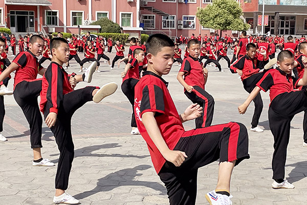 武校练散打一天训练几个小时?_嵩山少林武术学校